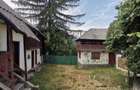 Vand casa la curte cu 2 cladiri anexe si teren