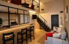 Apartament pe două niveluri cu supantă, mobilier la comandă și loc de parcare