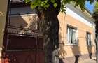 De inchiriat casa singur in curte , zona Centrala - 1