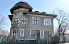 Vilă interbelica cu suflet, curte mare și vedere spre dealuri  - 2