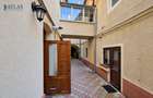 Piata Sfatului, 41 mp., ideal regim hotelier, de renovat la interior, acces usor