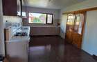 Casă cu 5 camere și garaj, teren 1400 mp