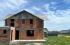 Casa de vanzare la rosu, 192 mp, teren 635 mp, zona Crevedia