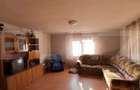 Casa de vanzare, cu 10 ari de teren, in zona linistita