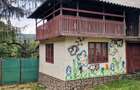 Vand casa la curte cu 2 cladiri anexe si teren