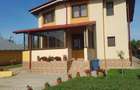 Casa cu etaj, mansarda, curte, 3 dormitoare, 3 camere de zi, 4 bai. Com. Smardan