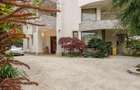 Vila excusivista   tip duplex   Strip Mall