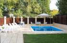 Casă superfinisată, complet mobilată, cu piscină încălzită – 5 camere, 5 băi - 8