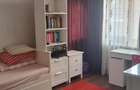 Apartament 3 camere de vanzare - zonă centrală, mobilat și utilat.