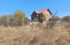 Casă cu beci si etaj,  teren aferent de 16000 mp, situată în Arcani