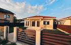 casa / vila Stefanesti , "La Cheie'' , finisaje + pozitie DEOSEBITA ! - 20