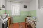 Apartament cu 3 camere, confort 1, decomandat, etajul 1.
