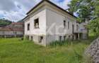 Casă cu arhitectură deosebită, 842 mp și teren de 1.048 mp – Brașov