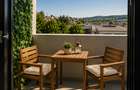 Apartament pe două niveluri cu supantă, mobilier la comandă și loc de parcare