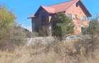 Casă cu beci si etaj,  teren aferent de 16000 mp, situată în Arcani