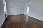 Casa de inchiriat. curte, centrala proprie, zona centrala. metrou 7min - 4