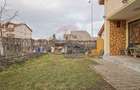 Casă / Vilă cu 4 camere de vânzare în zona Tractorul - 25