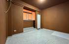 Spatiu comercial stradal, vad pietonal, parcare libera - 11