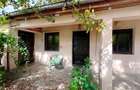 Casa saseasca traditionala La asfalt Curte generoasa