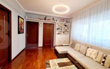 Apartament cu 3 camere semidecomandat, mobilat în Floreşti