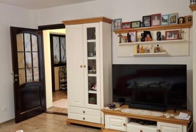 Apartament cu 3 camere decomandat în Lacul Tei