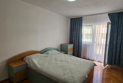 Inchiriez apartament de 3 camere,situat in Cartierul Vasile Aaron,mobilat,et.1 - 7