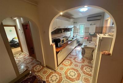 Apartament cu 3 camere decomandat în Sud