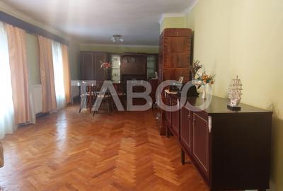 Casa in zona centrala 5 camere 2 bucatarii 3 bai curte comuna Cisnadie - 12