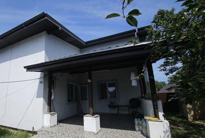 Casă cu 2 camere în Poienarii Burchii