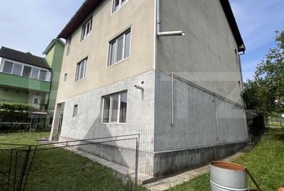 Casă individuală cu 10 camere în Est