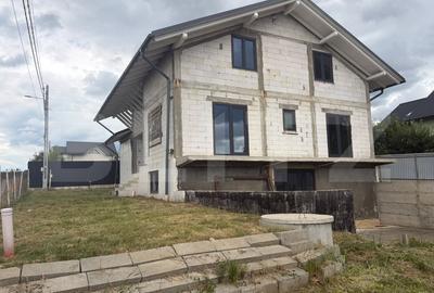 Casă individuală cu 6 camere în Periferie
