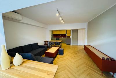 Apartament cu 3 camere semidecomandat, mobilat în P-ța Victoriei