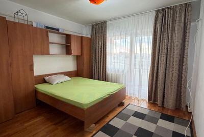 Apartament cu 4 camere decomandat, mobilat în Piața Centrală