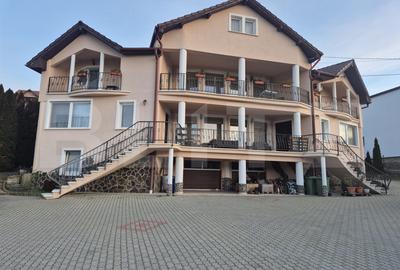 Casă individuală cu 10 camere în Corunca
