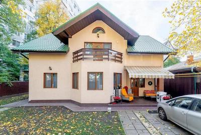 Casă cu 4 camere în Tătărași