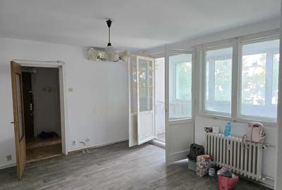 Apartament cu 3 camere semidecomandat în Gorjului