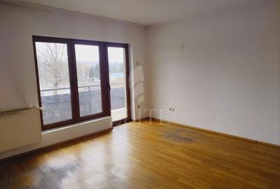 Apartament cu 3 camere semidecomandat în Andrei Mureșanu