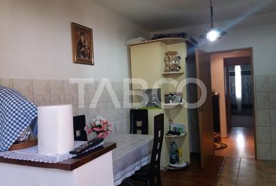 Apartament decomandat 3 camere  2 bai etaj 3 balcon zona buna Cisnadie - 2