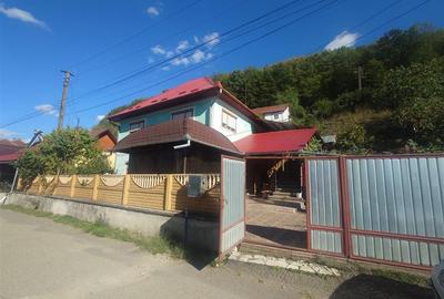Casă individuală cu 5 camere în Crișcior