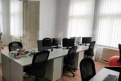 Birou, de 220.00 mp, în Central
