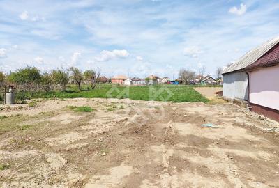Teren Construcții intravilan de 1410 mp, în Tărian