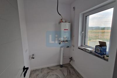 Casa moderna si spatioasa cu 3 dormitoare 2 garaje in Sasar Comision 0 - 3