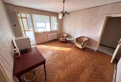 Apartament cu 3 camere semidecomandat în Crângași