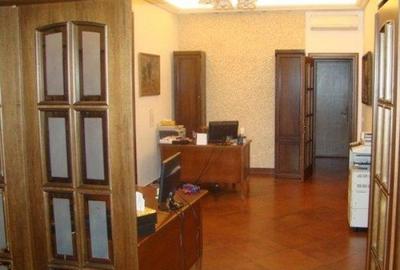 Casă cu 14 camere în Dorobanți