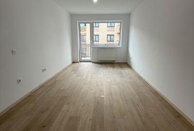 Apartament cu 3 camere decomandat în Tractorul