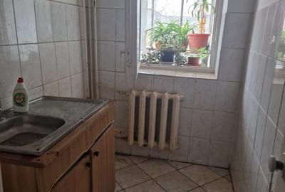 Garsoniera situata in zona Capat 1 , etaj 2 , decomandata - 1