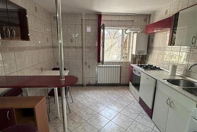 Apartament cu 3 camere semidecomandat în Podu Roș