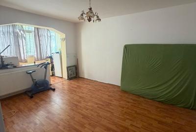 Apartament cu 2 camere decomandat în Km 4-5