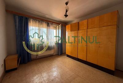 Apartament cu 3 camere decomandat în Vasile Aaron
