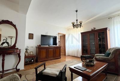 Casă individuală cu 10 camere în Băneasa